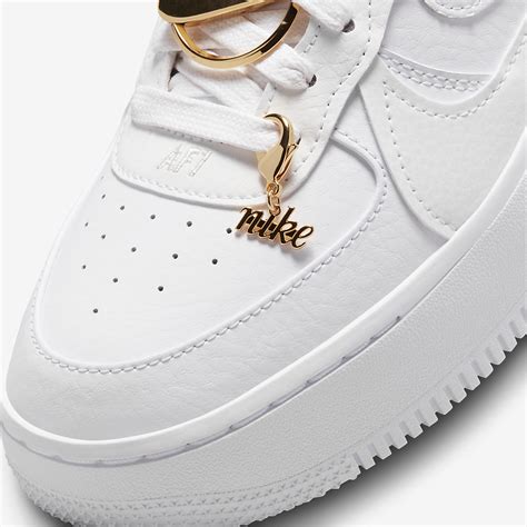 schwarze nike schuhe mit goldenem logo
